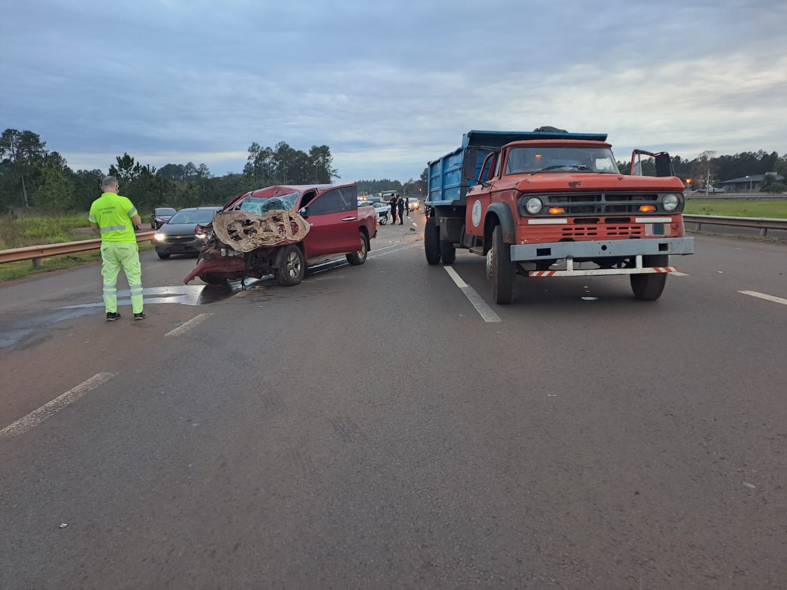 El conductor de una camioneta terminó hospitalizado tras chocar contra un camión en la Ruta 12